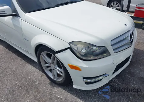 2012 Mercedes-Benz C 250 Luxury/Sport из США, поврежденный, VIN WDDGF4HB3CA638628